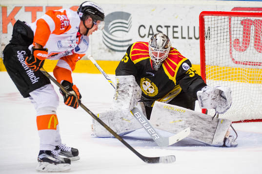 Brynäs målvakt David Rautio räddar friläge av