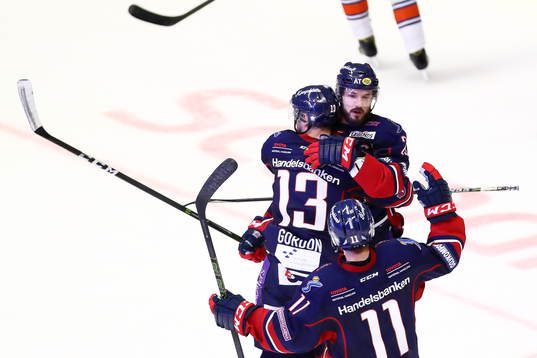 Linköpings Niklas Persson blir omkramad av Andrew Gordon