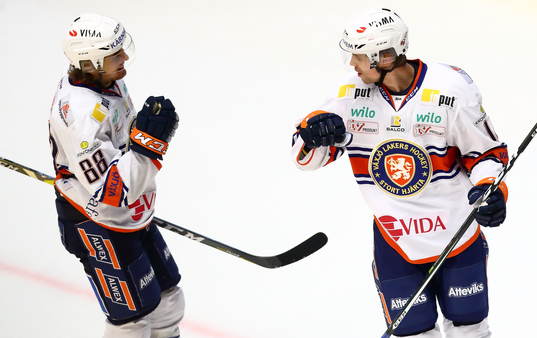 Växjös Adam Brodecki och Växjös Emil Pettersson jublar