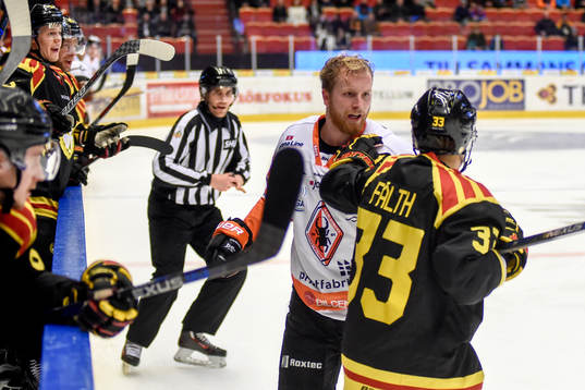 Karlskronas Joachim Rohdin och Brynäs Elias Fälth  bråkar