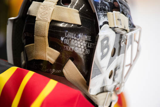 Text på hjälm tillhörande Brynäs målvakt David Rautio