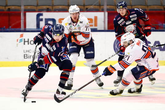 Linköpings Anssi Salmela och Växjös Cory Murphy i kamp