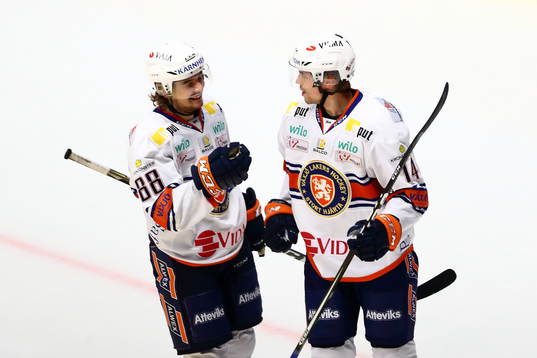 Växjös Adam Brodecki och Emil Pettersson jublar