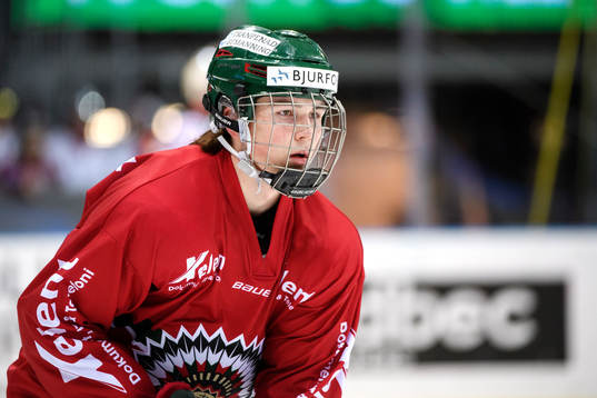 Frölundas Oliwer Fjellström värmer upp innan