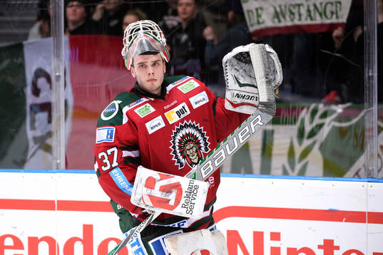 Frölundas målvakt Johan Gustafsson tackar publiken