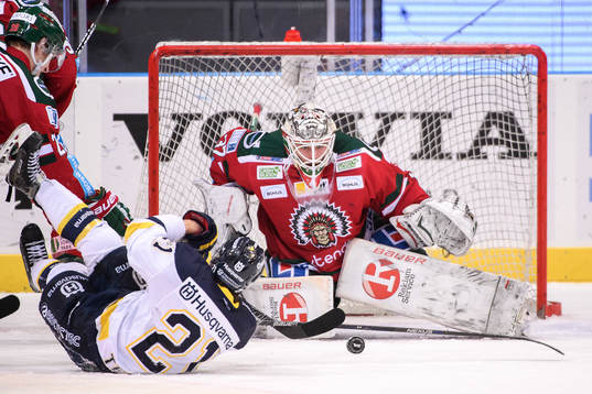 s Mattias Tedenby framför Frölundas målvakt Johan