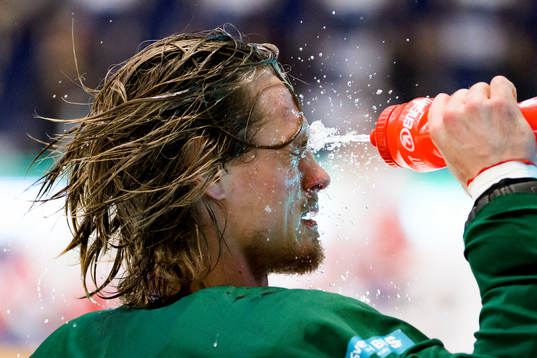 Färjestads Magnus Nygren svalkar sig