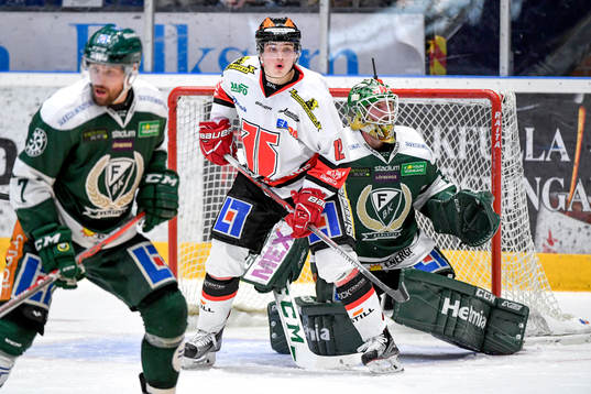 Örebros Glenn Gustafsson framför Färjestads målvakt