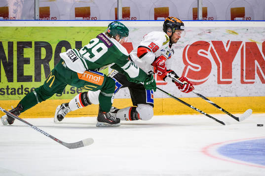 Färjestads Oskar Steen och Örebros Johan Wiklander