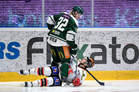 Färjestads Magnus Nygren och Örebros Nicklas Grossmann