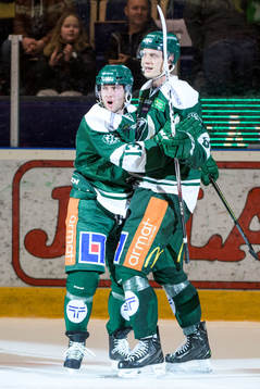 Färjestads Linus Persson och Johan Ryno jublar
