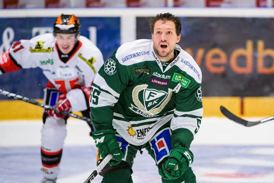 Färjestads Ole-Kristian Tollefsen har tappat hjälmen