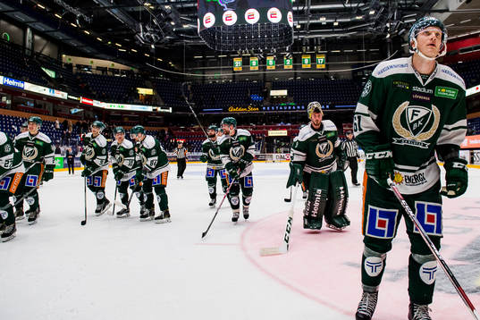 Färjestads spelare jublar och tackar publiken