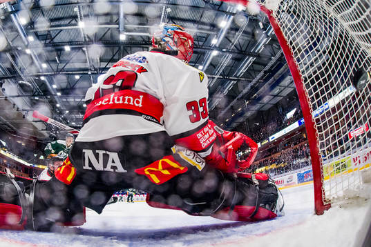 Örebros målvakt Julius Hudacek ser på när en puck går