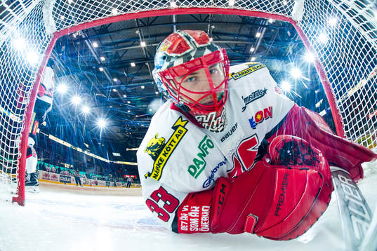 Örebros målvakt Julius Hudacek deppar