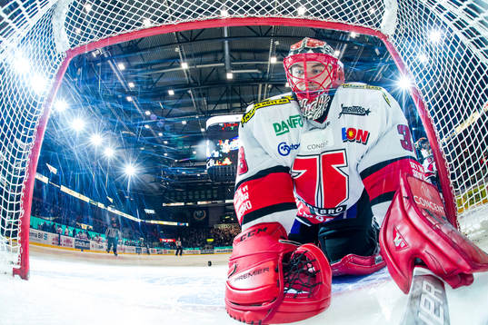 Örebros målvakt Julius Hudacek deppar