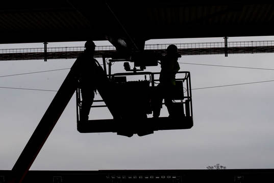 Byggnadsarbetare i skylift