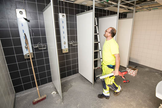 Byggaren Erich Dejaco jobbar med att färdigställa