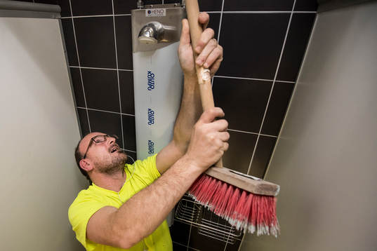 Byggaren Erich Dejaco jobbar med att färdigställa