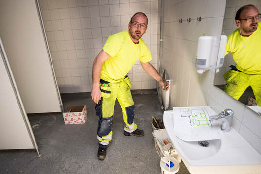 Byggaren Erich Dejaco jobbar med att färdigställa