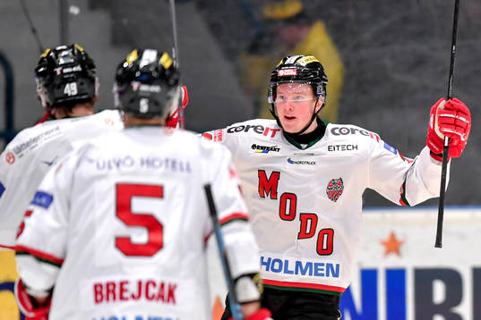 Modos Oskar Stål Lyrenäs jublar