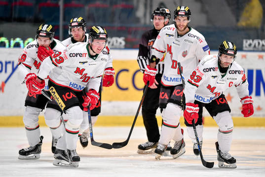 Modos Oskar Stål Lyrenäs jublar