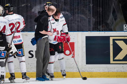 Modos Jesper Lindgren lämnar isen blodig
