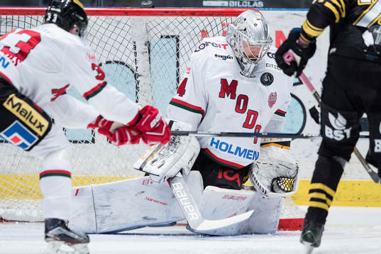 Modos målvakt Erik Hanses med en räddning