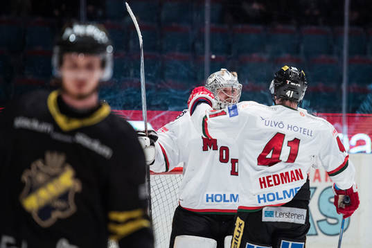 Modos målvakt Erik Hanses och Oscar Hedman jublar