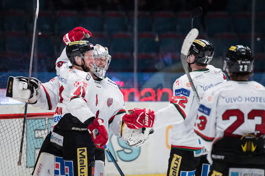 Modos målvakt Erik Hanses och Oscar Hedman jublar