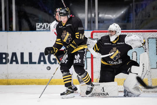 s Mads Larsen och målvakt Gasper Kroselj