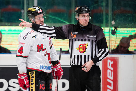 Modos Henrik Björklund reagerar mot domaren