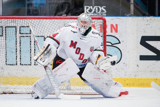 Modos målvakt Erik Hanses med en räddning