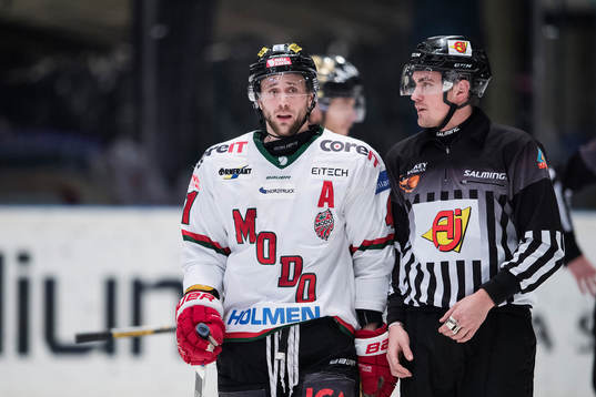 Modos Oscar Hedman protesterar hos domaren