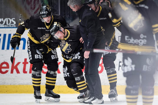 s Jens Jakobs tas av isen skadad