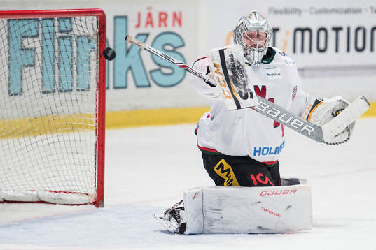 Modos målvakt Erik Hanses följer pucken