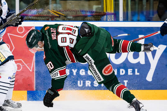 Tingsryds Oscar Holst faller