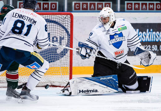 Karlskogas målvakt Andrew Engelage tappar pucken