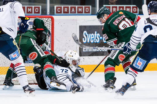Tingsryds Filip Owesson oroar framför Karlskogas målvakt