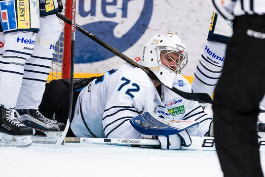 Karlskogas målvakt Andrew Engelage  med en klubba vid