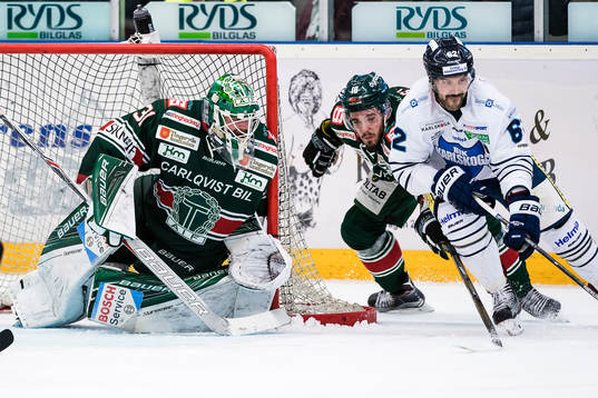 Karlskogas Daniel Wessner oroar vid Tingsryds målvakt