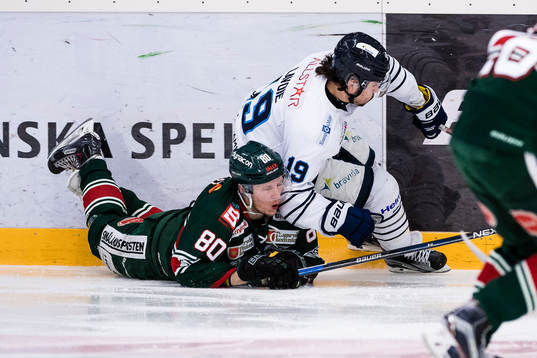 Tingsryds Oscar Holst faller