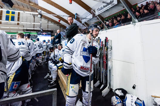 Karlskogas Simon Mattsson skriker mot Tingsryds bås