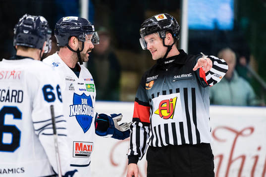 Karlskogas Daniel Wessner pratar med domare Johan Nordlöf