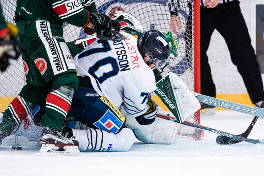 Karlskogas Simon Mattsson krockar med Tingsryds målvakt