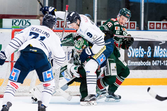 Karlskogas Victor Ejdsell krockar med Tingsryds målvakt