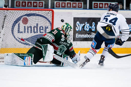 Karlskogas Henrik Rommel missar ett läge framför
