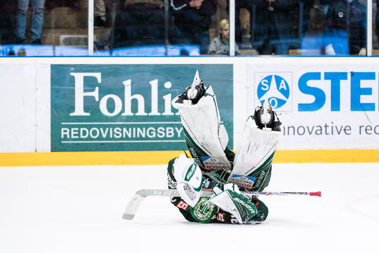 Tingsryds målvakt Niklas Rubin gör en kullerbytta