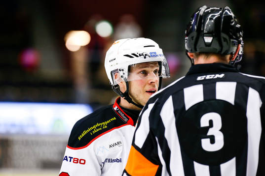Malmö Redhawks Erik Forssell pratar med Domare Linus