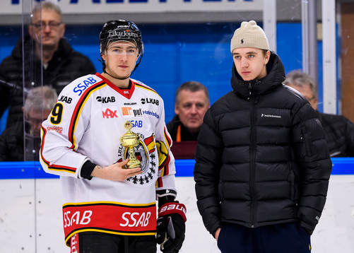 Luleås Johan Forsberg delar ut ett stipendium till en